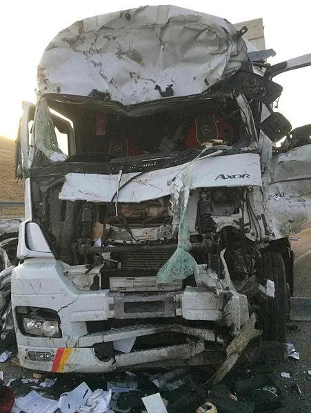 Hafif ticari araç ile kargo kamyonu çarpıştı: 3 ölü 1 yaralı - 2