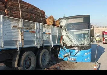 Halk otobüsü tomruk yüklü kamyon ve polise çarptı: 6 yaralı
