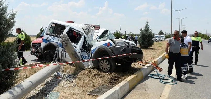Uşak'ta polis aracı beton direğe çarptı: 1 şehit
