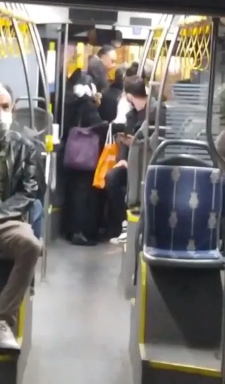 iett-soforu-yolcuyu-tartakladi-o-anlar-kamerada-1636101760636.jpg İETT şoförü yolcuyu tartakladı! O anlar kamerada - 2