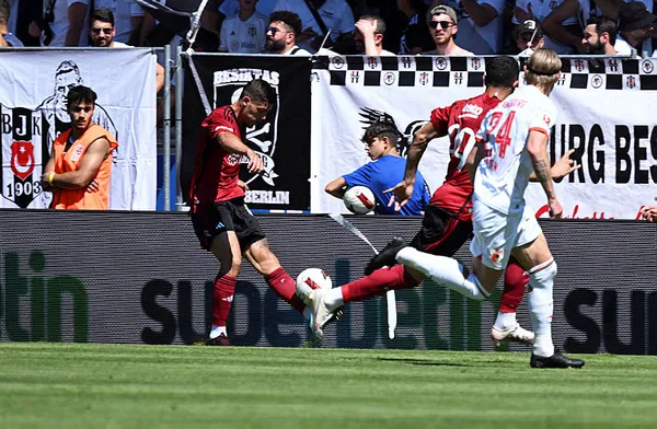 Beşiktaş-Augsburg maçında olay! Şenol Güneş takımı soyunma odasına götürdü