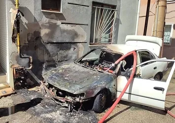 Edirne'de park halindeki araç yandı