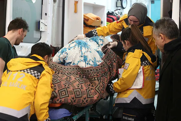 1675862323302.jpg İstanbul Başakşehir Çam ve Sakura Şehir Hastanesi doktorundan deprem bölgesine önemli uyarı! Katmanlı kalın kıyafetler giyin - 3