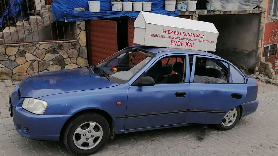 Bolu'da, tabutla 'evde kal' çağrısı yapan sürücüye para cezası kesildi