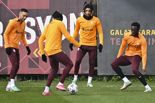 galatasaraya-super-kupa-oncesi-buyuk-sok-hakim-ziyech-sakatligi-nedeniyle-fenerbahce-karsisinda-yok-1703764103945.jpg Galatasaray'a Süper Kupa öncesi büyük şok! Hakim Ziyech sakatlığı nedeniyle Fenerbahçe karşısında yok... - 1