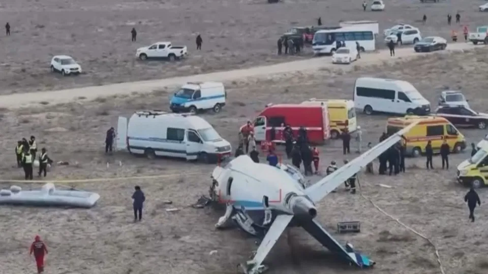 İkiye ayrılan uçaktan yürüyerek çıktılar