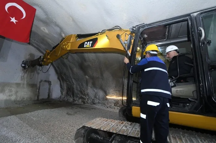 Yeni Zigana Tüneli’nde ilk ışık göründü! Ulaştırma ve Altyapı Bakanı Adil Karaismailoğlu A Haber’de