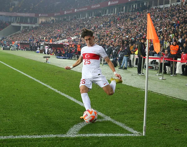 uefadan-arda-guler-onerisi-listedeki-tek-turk-oyuncu-olarak-damga-vurdu-fenerbahceli-yildiza-ovgu-1672587536426.jpg UEFA'dan Arda Güler önerisi! Listedeki tek Türk oyuncu olarak damga vurdu! Fenerbahçeli yıldıza övgü... - 1
