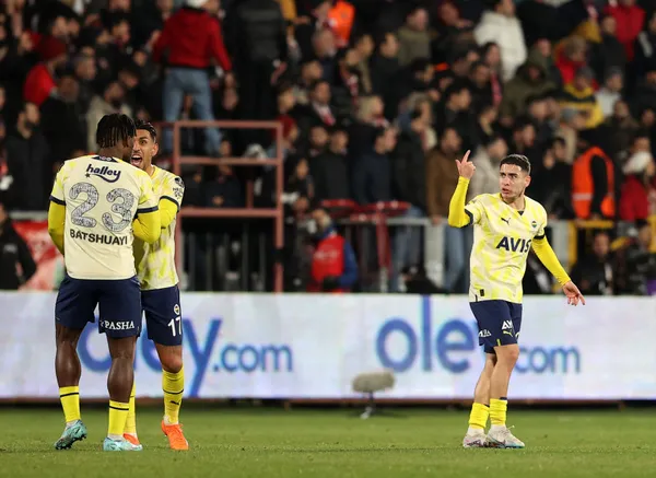 fenerbahce-taraftarini-soke-eden-kavga-sahada-tartistilar-takim-arkadaslari-araya-girdi-1674502508013.jpg Fenerbahçe taraftarını şoke eden anlar! Sahada tartıştılar takım arkadaşları araya girdi