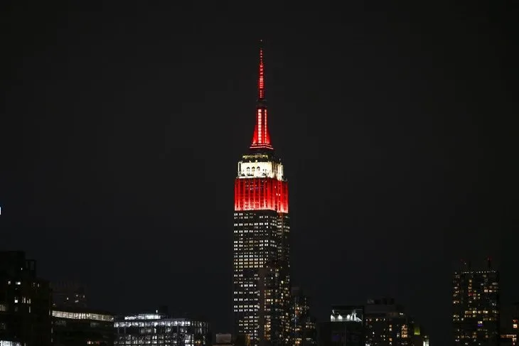 Empire State binası depremzedeler için kırmızı beyaza büründü