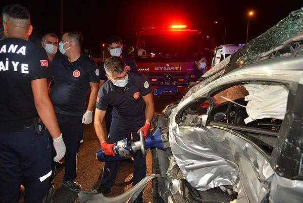 Adana'da otomobil ile minibüs çarpıştı: 1 ölü 3 yaralı - 5