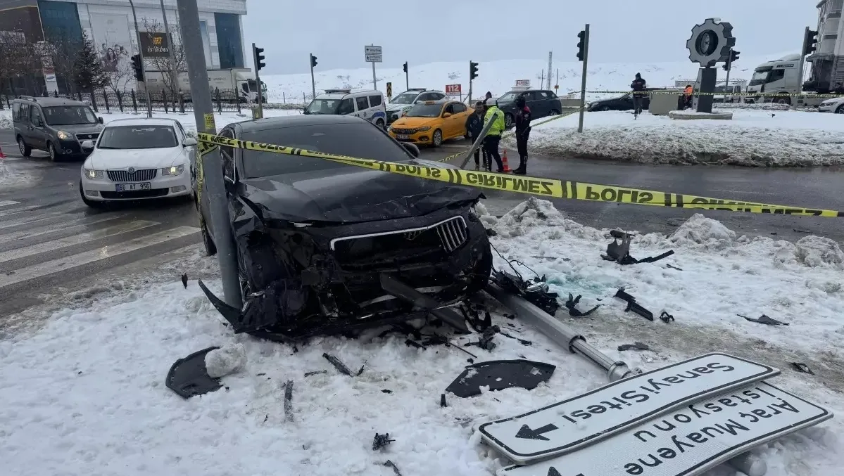 Yozgat'ta üç aracın karıştığı kazada 3 kişi yaralandı