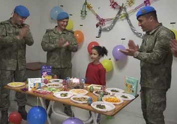 Mehmetçik'tan Adıyaman'da depremzede Ayşe'ye sürpriz doğum günü