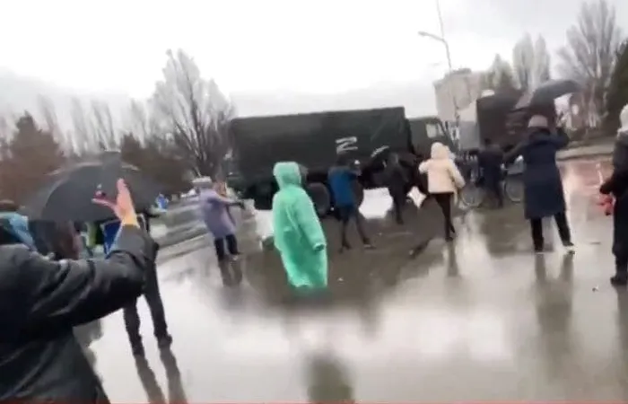 Son dakika: Ukrayna - Rusya savaşında 6 gün | Savaş hattından yeni görüntü: Rus ordusuna sivil direniş - 1