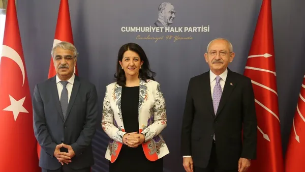 hdpnin-cumhuriyeti-hedef-alan-sozleri-chpyi-kizdirdi-nankorler-1667488819874.jpg HDP'nin 'Cumhuriyet'i hedef alan sözleri CHP'yi kızdırdı: Nankörler - 4