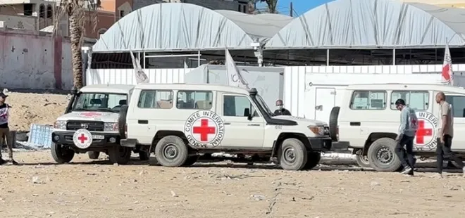 Hamas 2 esiri daha Kızılhaç’a teslim etti