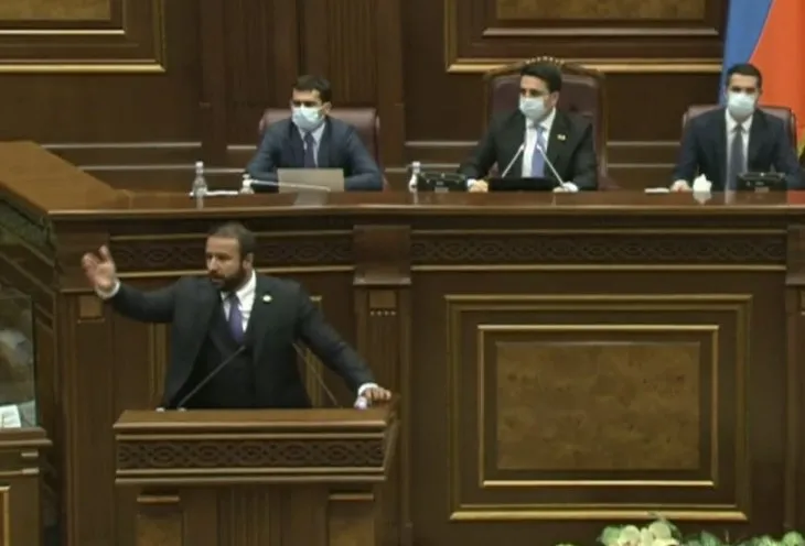 Ermenistan’da parlamento karıştı! Kürsüdeki milletvekiline su şişesi fırlatıldı