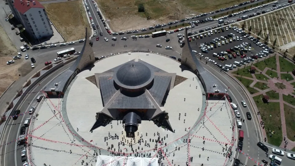 Hayırseverler tarafından yaptırılan "Ay yıldız" mimarili cami ibadete açıldı