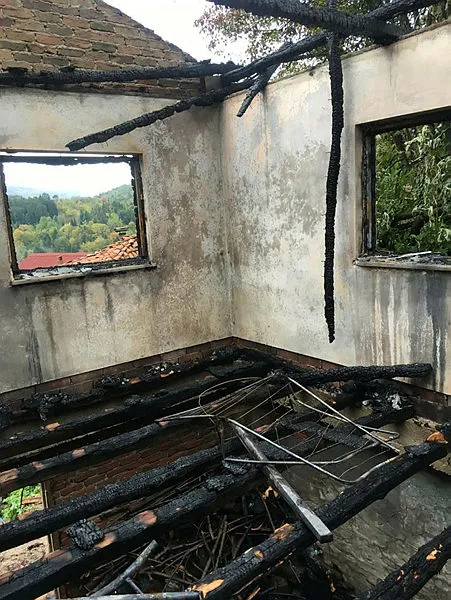 1634068749655.jpg Sobayı yakmaya çalışırken hem kendini hem evi yaktı - 1