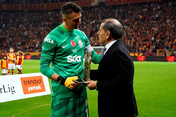 1712082596624.jpg Galatasaray'da kaptan Fernando Muslera 500.maçına çıktı! Hatayspor maçı öncesi Başkan Özbek'ten plaket... - 1