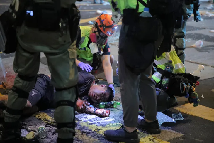 Hong Kong'da polis şiddetini artırdı! Protestoculara gerçek mermi ile müdahale - 1