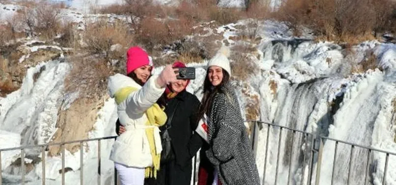 Van’da bulunan Muradiye Şelalesi dondu fotoğraf için akın ettiler