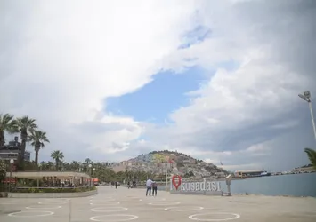 Kuşadası’nda plaj ve işletmeler bu kez de yağmur nedeniyle boş kaldı