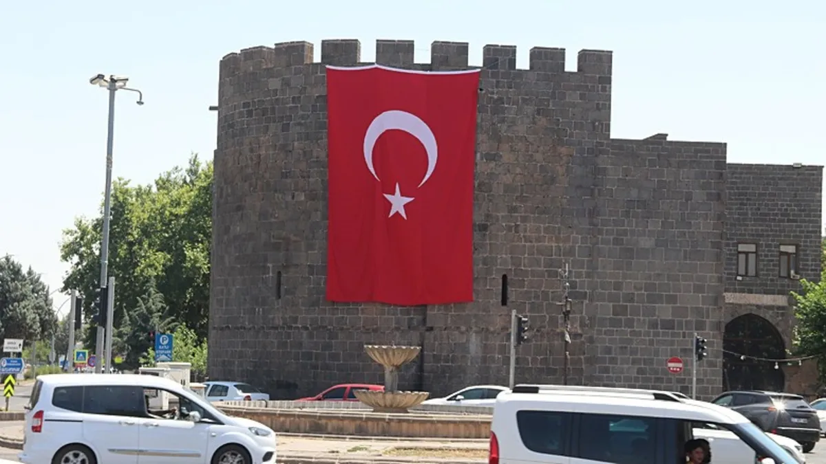 Terör örgütü PKK'nın silahlarını yakması Diyarbakır ve Güneydoğu Anadolu'da bayram havası yaşattı