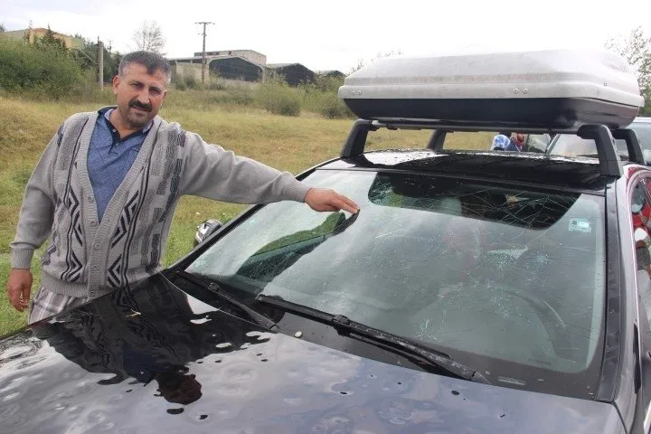 Edirne’ye otomobil camlarını kıran dolu yağdı