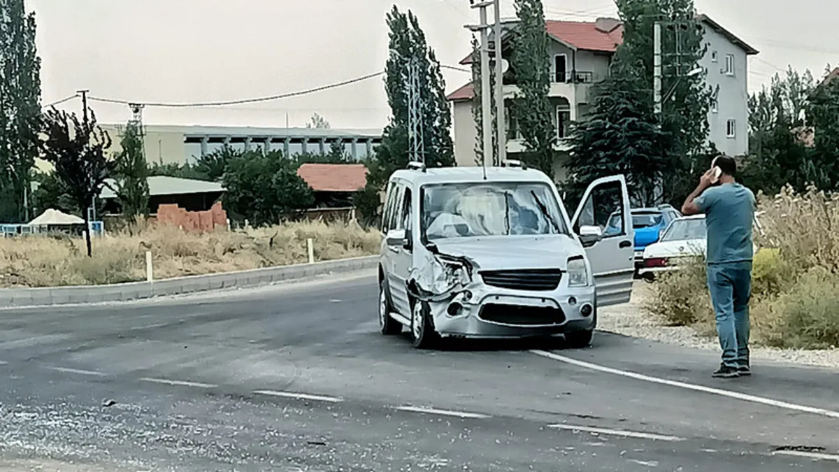 Kavşakta iki otomobil çarpıştı: 4 yaralı