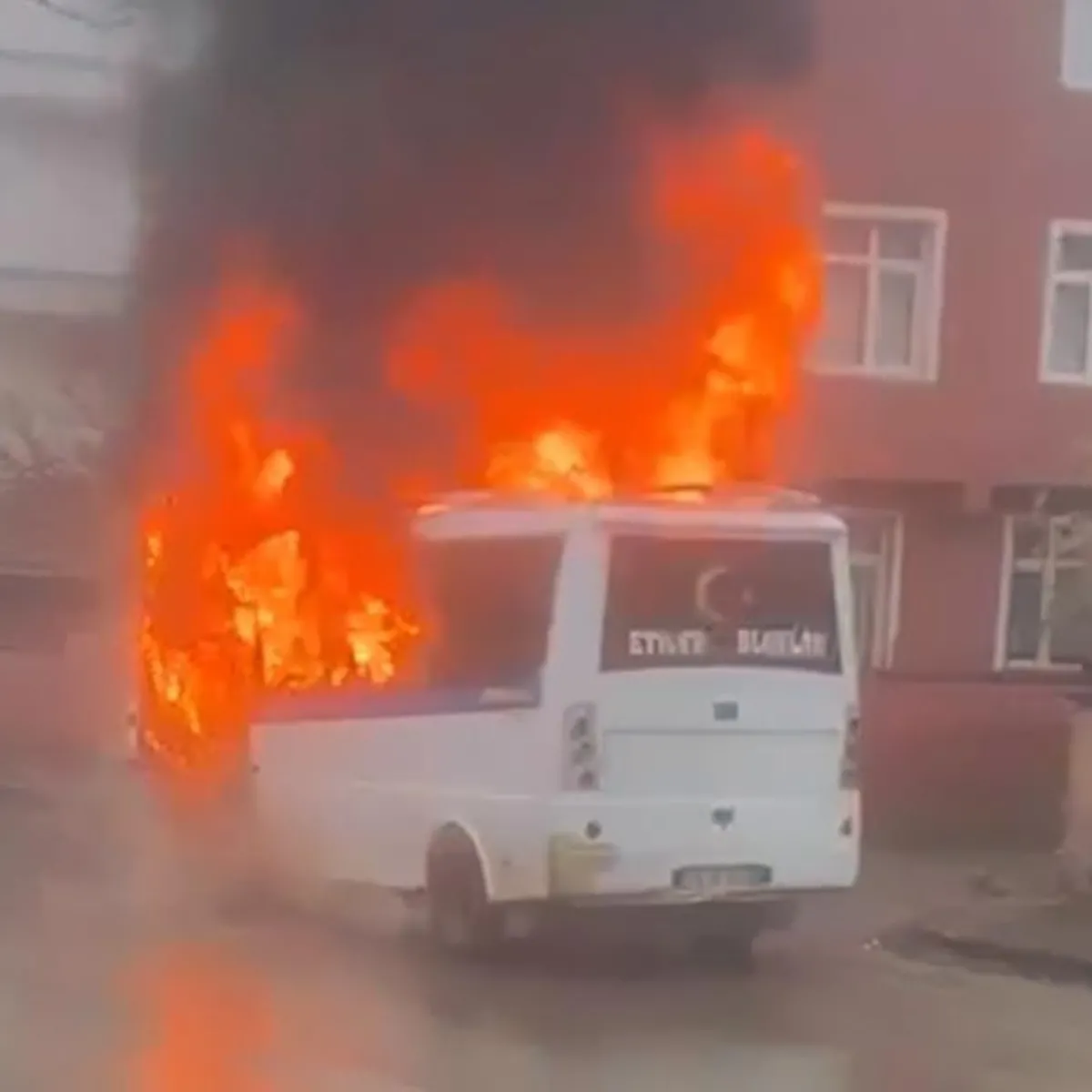 Kırıkkale'de korkutan yangın: Park halindeki minibüs alev alev yandı