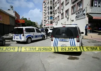 Adana'da kan donduran vahşet! 6 yaşındaki oğluyla yoldan geçerken ensesinden vuruldu