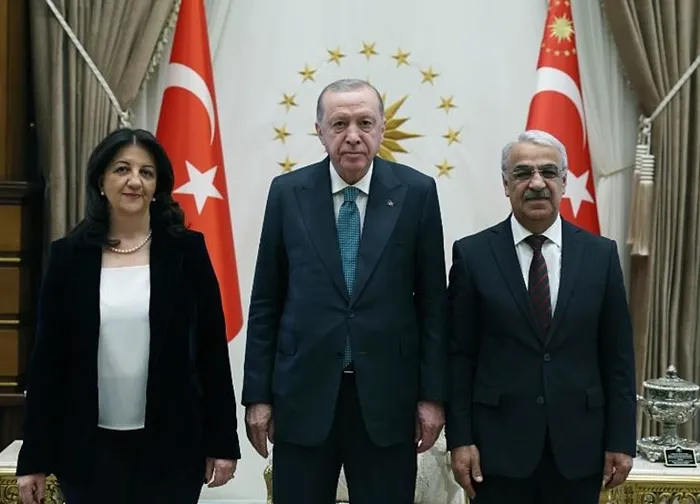 dem-parti-imrali-heyetinden-baskan-erdogan-ziyareti-sonrasi-yazili-aciklama-1770877348284.jpeg DEM Parti İmralı heyetinden Başkan Erdoğan ziyareti sonrası yazılı açıklama - 2