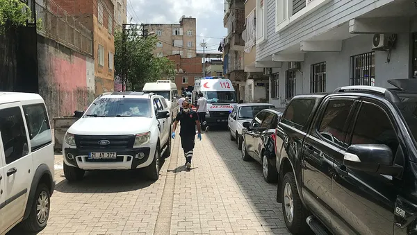 Diyarbakır'da devriye gezen polis ekibine saksı atıldı: 1 polis yaralandı - 2