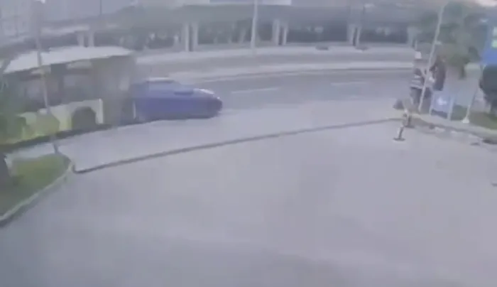 Son dakika: Pendik'te İETT otobüsünün çarptığı otomobil takla attı! Kaza anı kamerada - 2