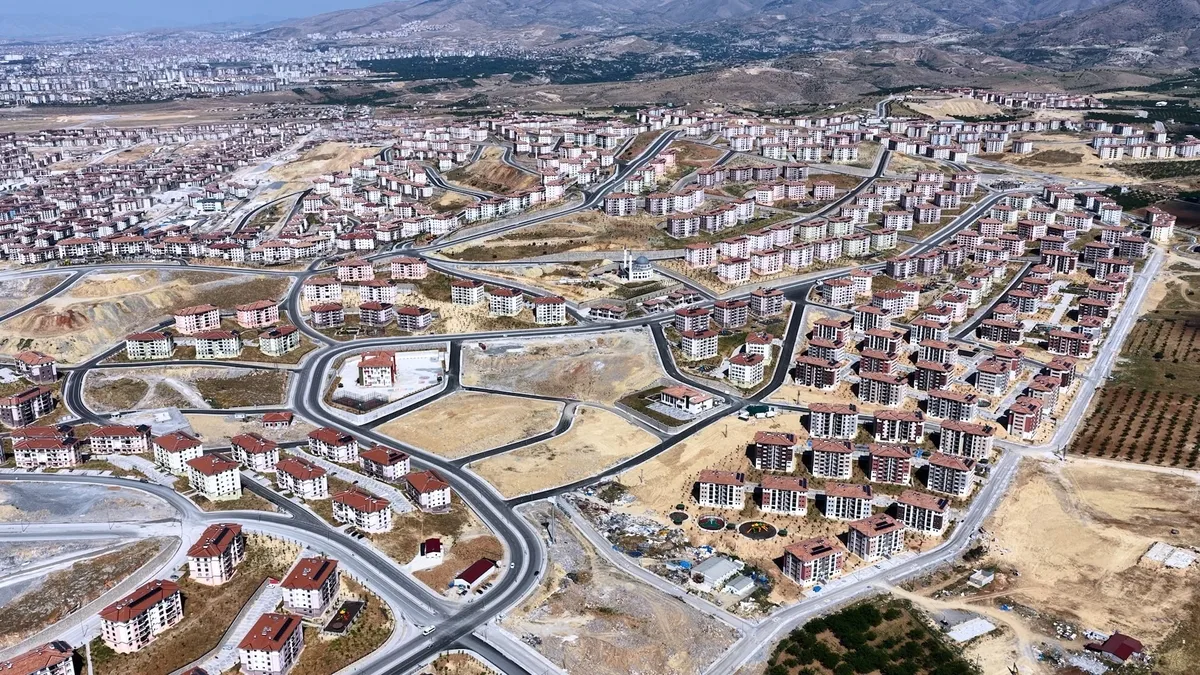 toki-malatya-konut-belirleme-kurasi-teslim-ve-odeme-takvimi-1784883180063.jpg Başvuru sahibi ve eşinin son 12 aylık ortalama net hane gelirinin aylık 127 bin TL'yi aşmaması gerekiyor.