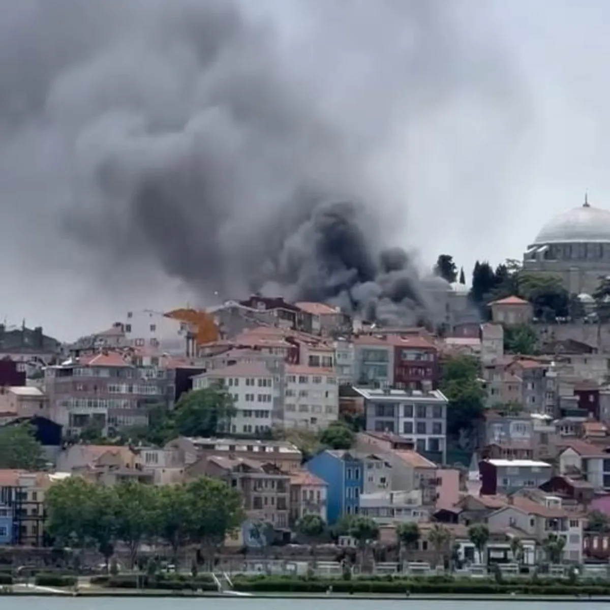 İstanbul Fatih'te korkutan yangın! Motosikletler kullanılamaz hale geldi