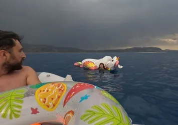 Salda'da ölümle burun buruna! Açığa sürüklenen kızı kilometrelerce kürek çekerek kurtardı! O anlar kamerada