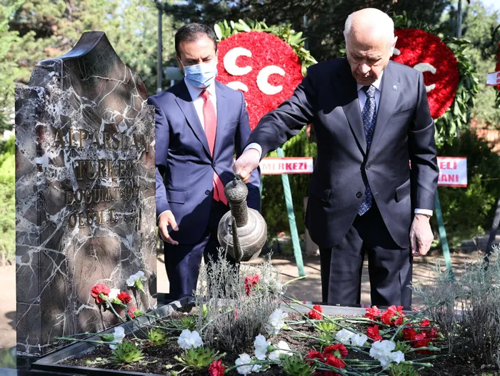 Son dakika: MHP Genel Başkanı Bahçeli'den Alparslan Türkeş'in kabrine ziyaret - 1