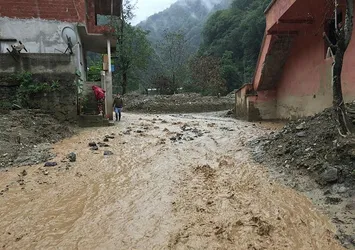 Rize bir kez daha sağanaklara teslim oldu
