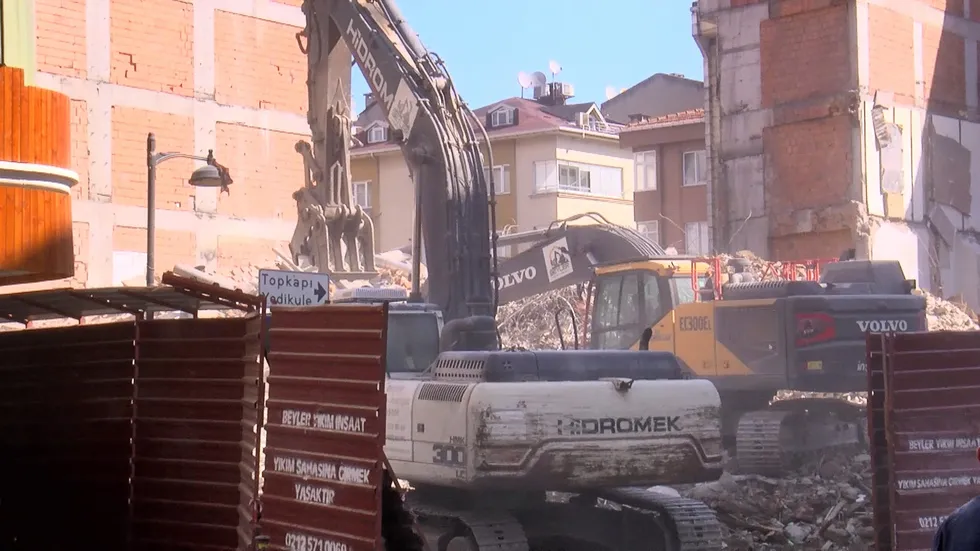 Zeytinburnu'nda yıkımı yapılan 4 katlı bina bir anda çöktü: Caddeyi toz bulutu kapladı, vatandaşların panik anları kamerada - 3