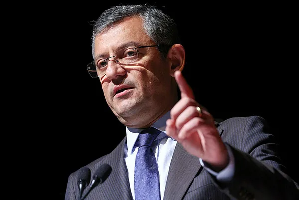 AK Parti Grup Başkanvekili Akbaşoğlu Özel’e sordu: Şimdi kimi hançerleyeceksiniz