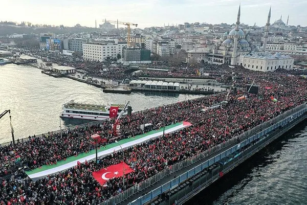 galatadaki-tarihi-yuruyus-dunya-basininda-israil-gazetesi-provokasyona-giristi-1704118211952.jpeg Galata'daki tarihi yürüyüş dünya basınında! İsrail gazetesi provokasyona girişti - 1
