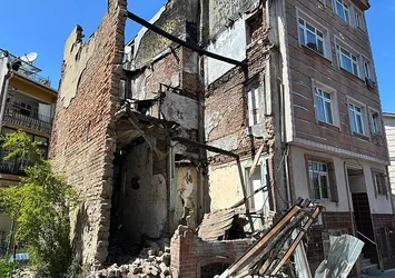 İstanbul'da deprem sonrası metruk bina göçtü