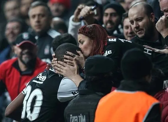 Beşiktaş - Lyon maçına kızıl saçlı kız damga vurdu