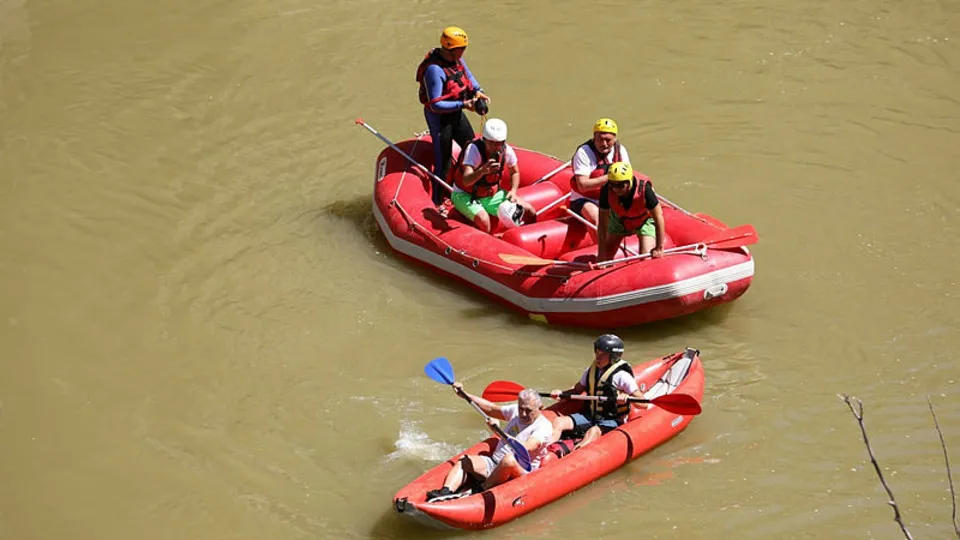 Binali Yıldırım Erzincan'daki Karasu Nehri'nde rafting yaptı!