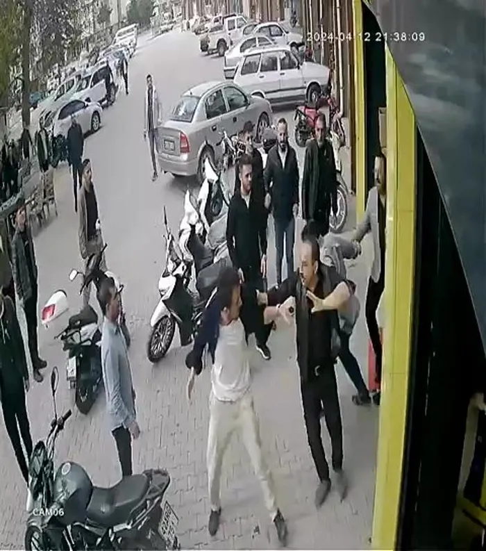 trafikte-otomobil-surucusuyle-tartisti-universiteli-motosikletliyi-8-kisi-dovdu-1713018967519.jpeg 'Yok artık' dedirten kavga! Üniversiteli motosikletli gence 8 kişi saldırdı: Öldüresiye dövdüler - 2