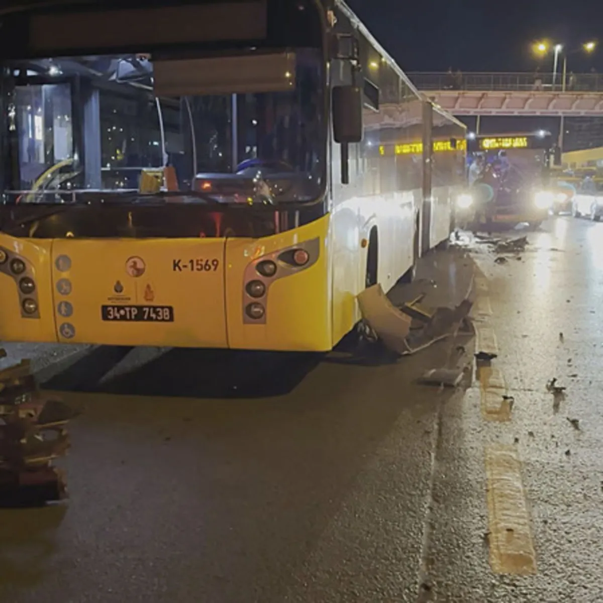 Saglik gundemi: İstanbul Büyükçekmece'de Otomobil Zincirleme Kaza: İETT Otobüsüne Çarpan