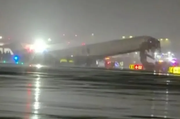 new-yorkta-pistte-facia-ucak-ile-itfaiye-araci-carpisti-yaralilar-var-1774245409862.jpg New York Post aracılığıyla