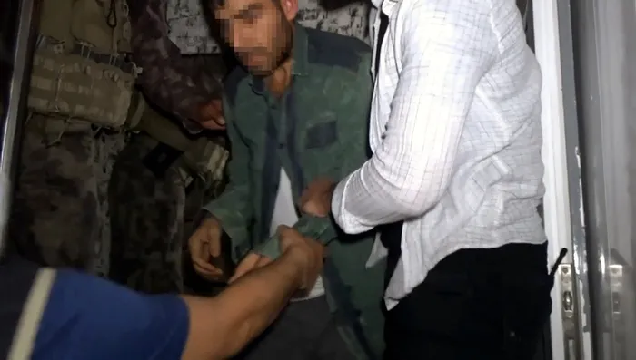 Adana merkezli 4 ilde Şirinler çetesine baskın: Çelik kafeste hapsettikleri 2 kişiyi polis kurtardı - 4